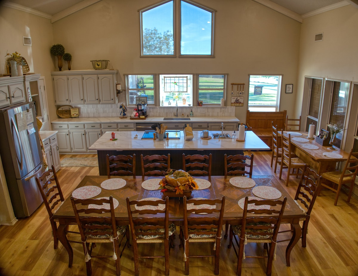 Farmhouse kitchen and dining great room