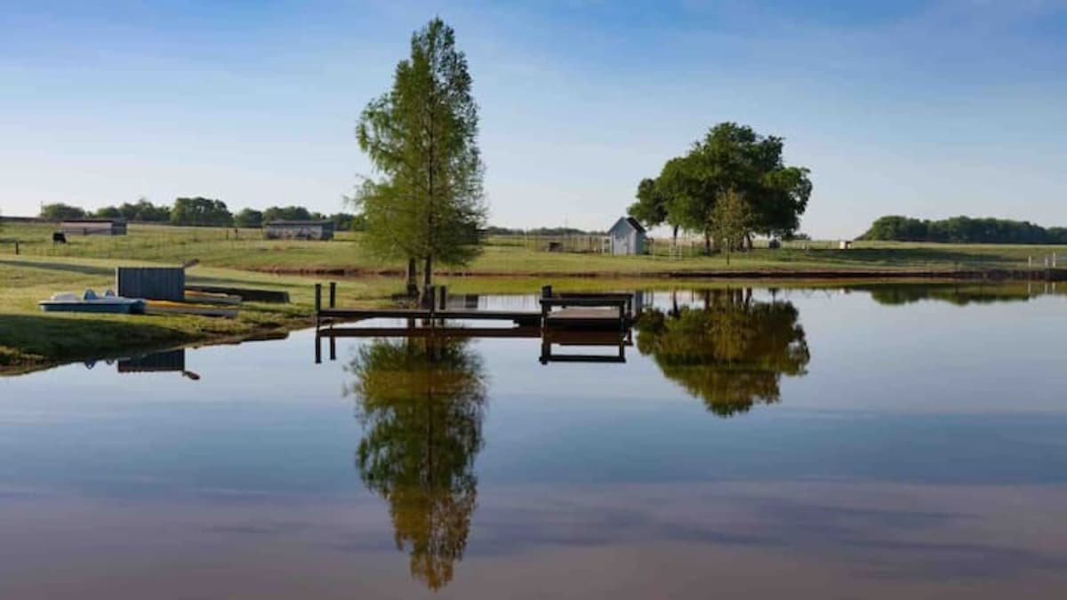 The stocked fishing pond and dock at Sunny's Five Stars Retreat